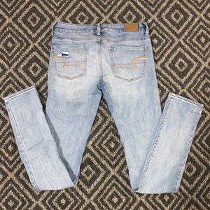 Women’s American Eagle distressed skinny jean